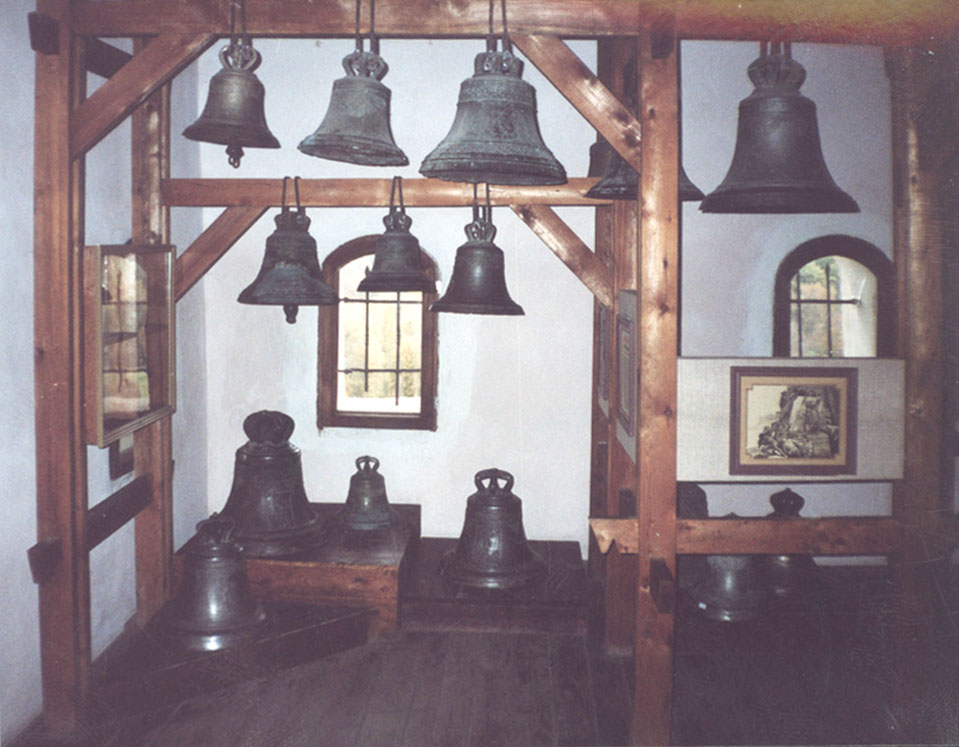 Колекція дзвонів в одній з башт Верхнього замку